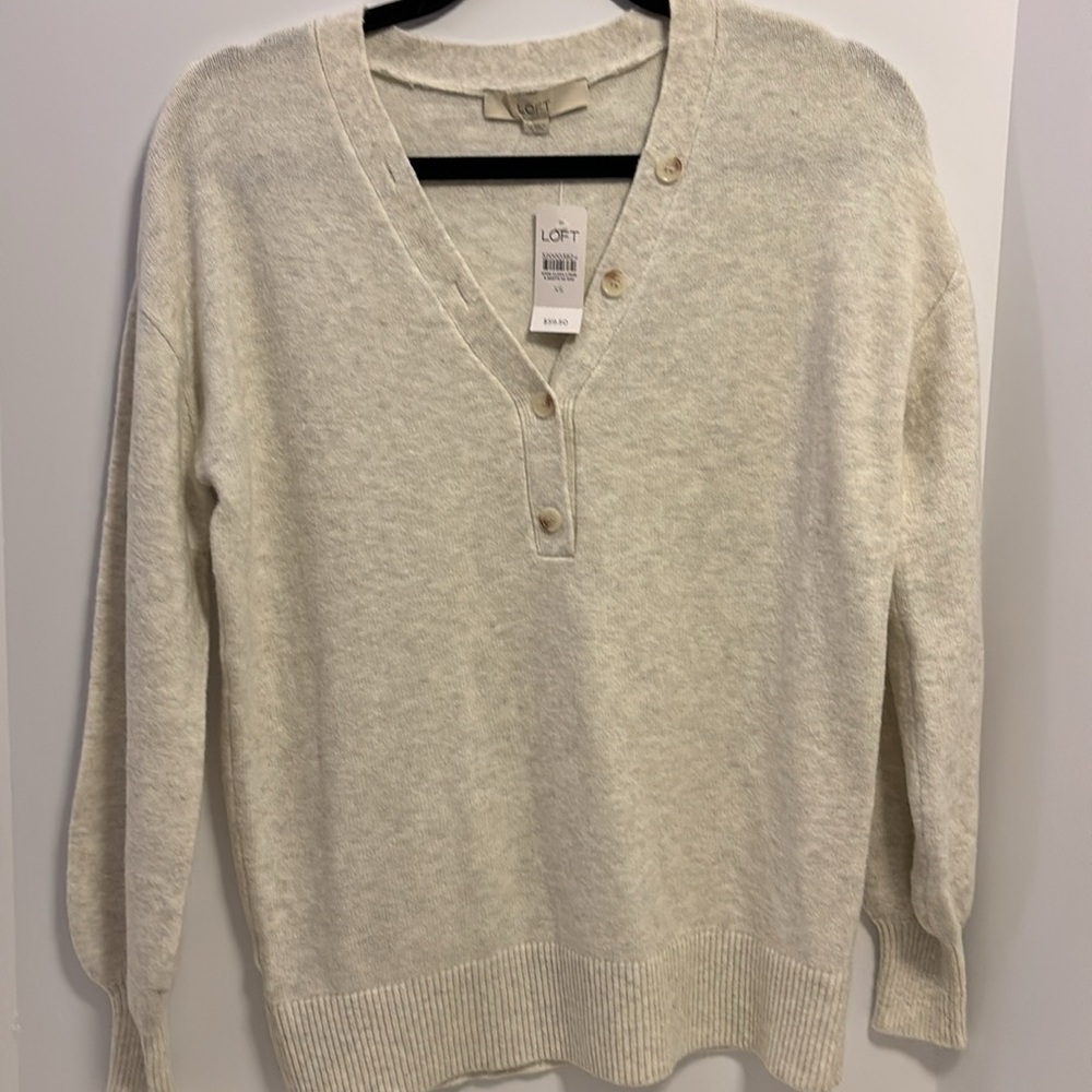 NWTS LOFT…SWEATER LONG SLEEVE..OFF WHITE AND SHADES OF GREY THREAD THROUGHOUT XS